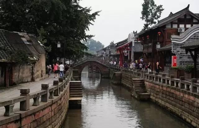 在寒冷的天气里，老年人在洗澡时应该特别注意以下几点